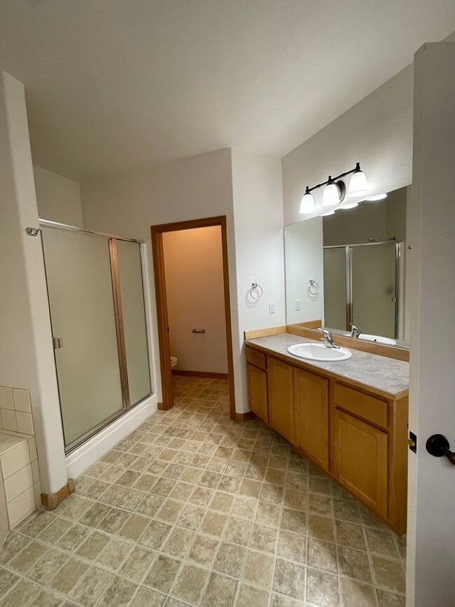 Building Photo - Spacious 3-Bed Home with Private Baths