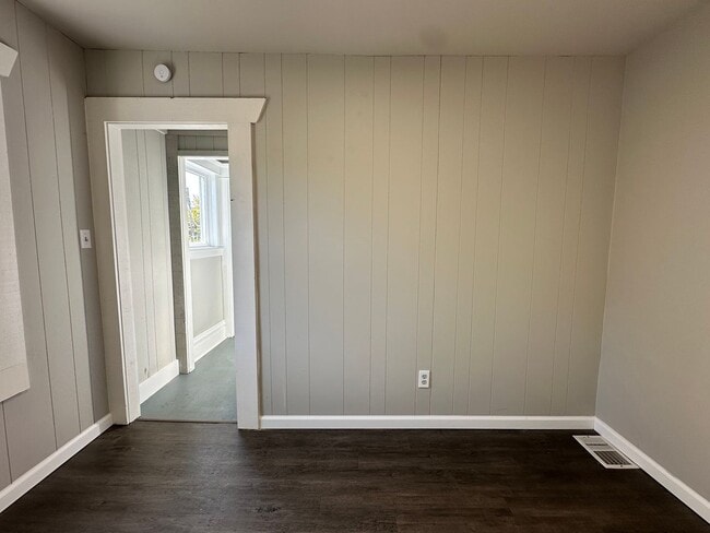 Building Photo - Five Bedroom House Available in Battle Creek