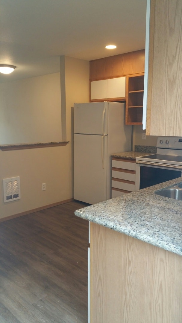 Building Photo - MOVE IN SPECIAL $500 OFF MOVE IN COSTS.  Emerald Court 2 bedroom 1 1/2 bath. 1 carport Puyallup T...