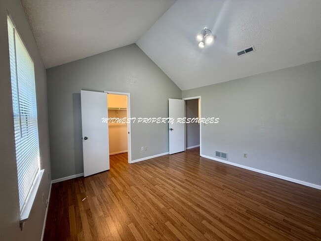 Building Photo - Beautiful 2 Bedroom Townhome with Updated ...