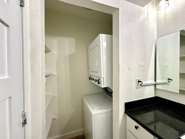 Building Photo - 2Bd/1Ba Kirkland Condo