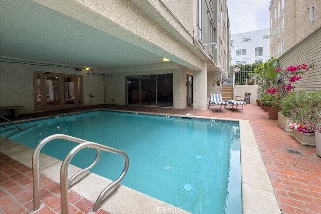 Building Photo - 450 N Oakhurst Dr