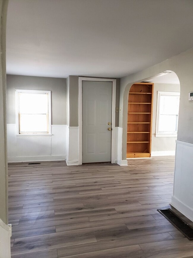 Building Photo - 1 or 2 bed/1 bath house for rent in Newton