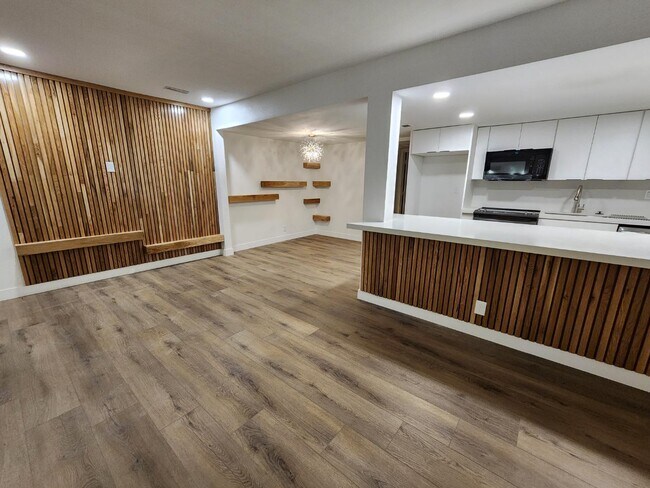Building Photo - 4981 River Glen Dr