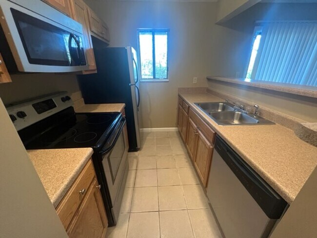Building Photo - Campus View Apt-Walking Distance to UGA!