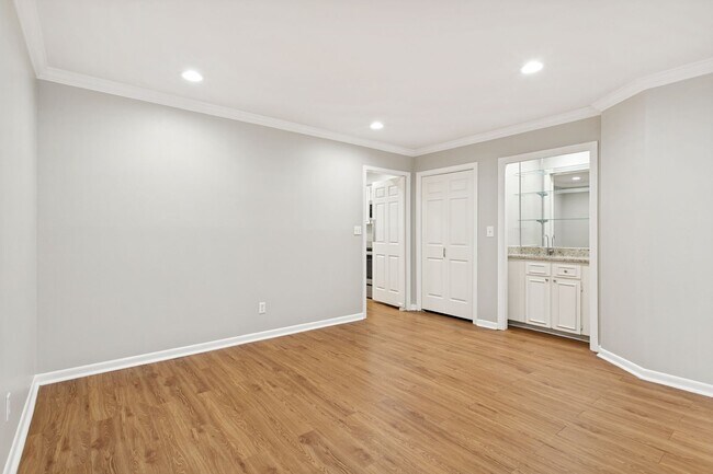 Building Photo - GROUND-FLOOR 2-BEDROOM ALAMO HEIGHTS CONDOMINIUM