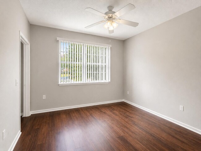 Building Photo - 2210 Myrtlewood Cir E