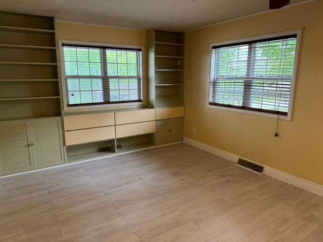 Building Photo - 407 Morris St