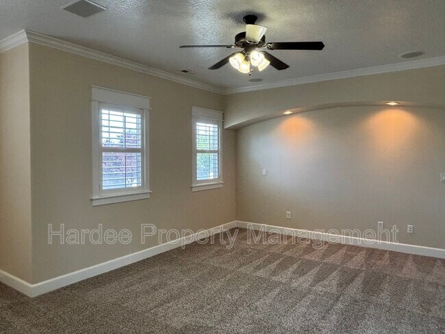 Building Photo - 573 E Halpin Dr
