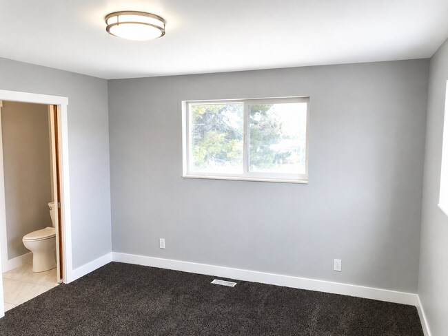 Building Photo - Spacious 5-Bedroom Home with Large Yard in Centerville!