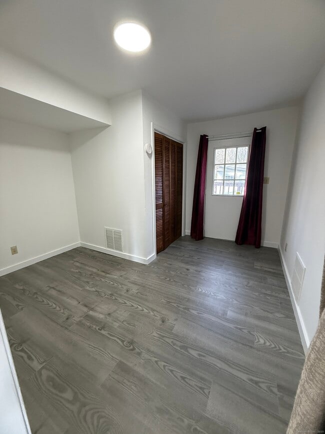 Building Photo - 74 Grove Beach Rd N