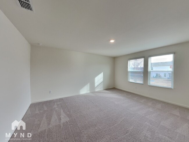 Building Photo - 424 Cottontail Ln