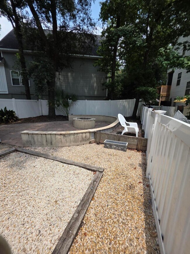 Building Photo - MID ISLAND - YATCH COVE
