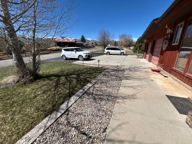 Building Photo - Beautiful Furnished 2 Bedroom Basement Apa...