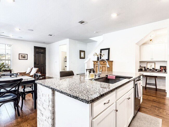 Building Photo - Beautiful and Contemporary 3 BR / 2.5 BA H...