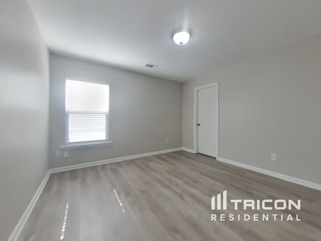 Building Photo - 383 Roseglen Dr NW