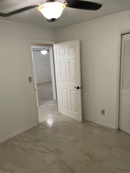 Building Photo - 1704 NW 39th Ter