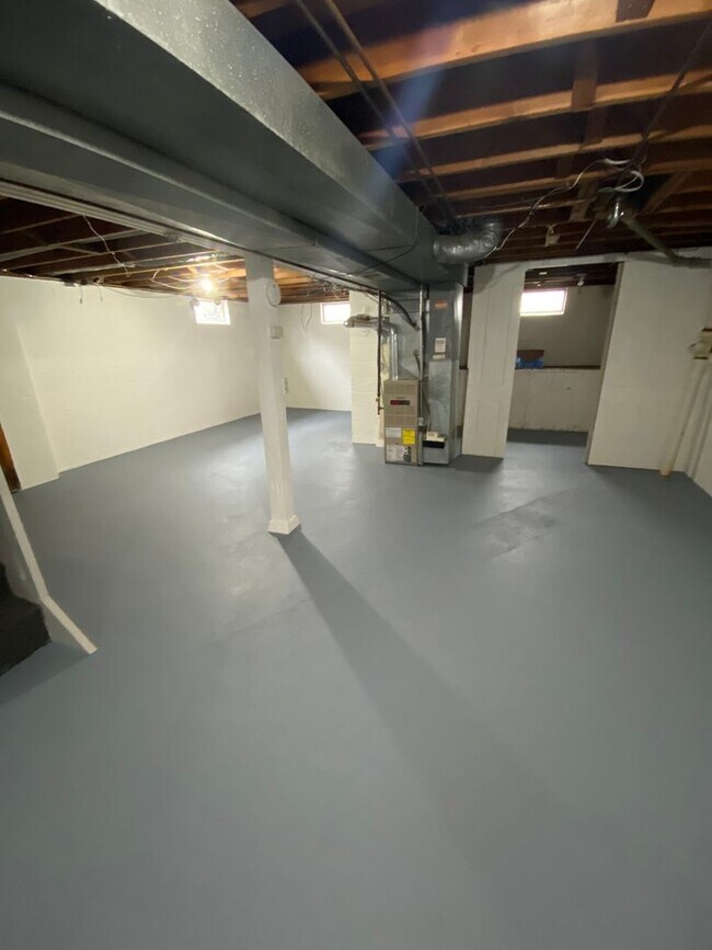 Building Photo - 3 bed, 1 1/2 bath Home for rent in Elk Run Heights