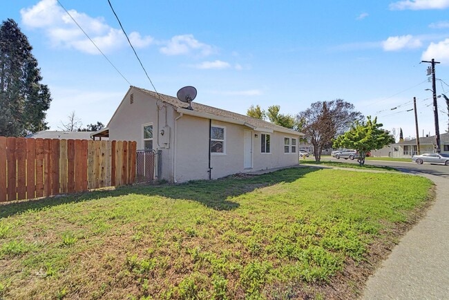Building Photo - Beautifully Remodeled 3-Bedroom Home with Modern Upgrades