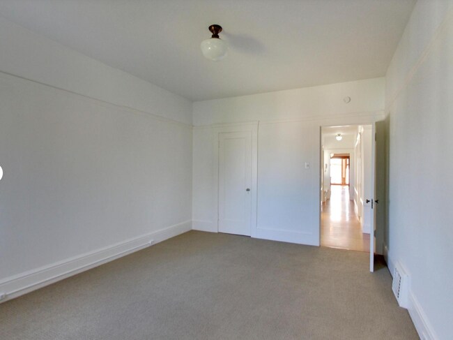 Building Photo - Expansive Top-Floor Richmond Flat | 2BD + Sunroom | Parking Included | Nearly 1,900 Sq. Ft.