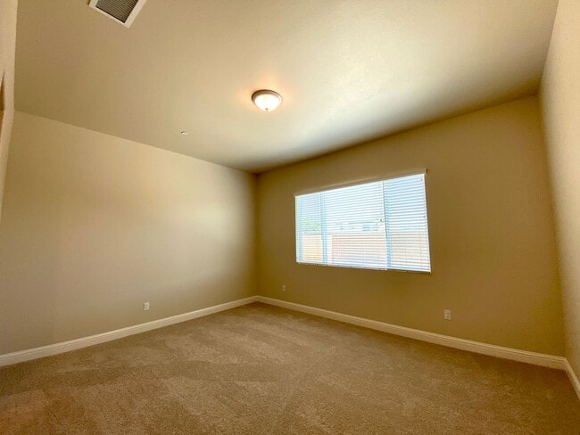 Building Photo - $2,495 Leonard & Ashlan, 3 Bedroom Home - ...