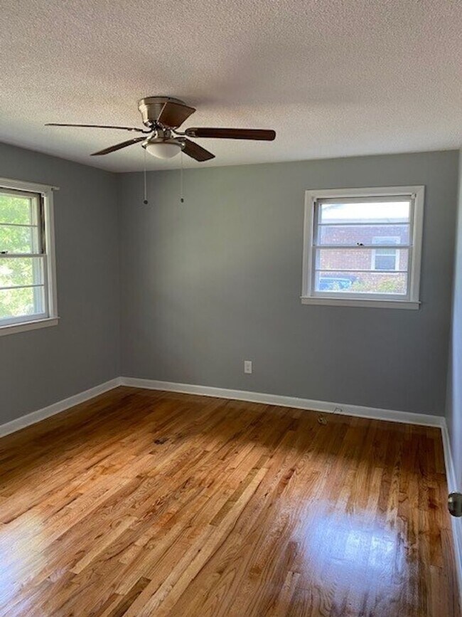 Building Photo - Brick Ranch Home in Pine Valley