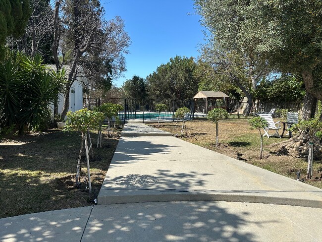 Building Photo - 18912 Pasadero Dr