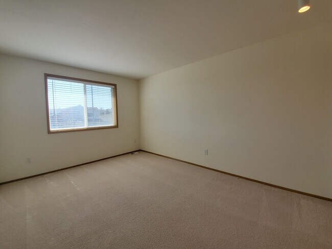 Building Photo - 4-Bedroom, 2.5-Bath located in Horn Rapids...
