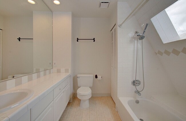 Building Photo - Bright Loft Condo with Stunning Columbia River Views