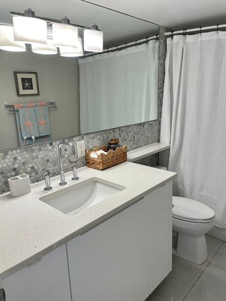 Queen Size Bdrm Bathroom - 1202 Palm Trl
