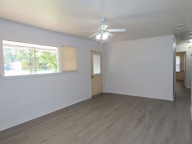 Building Photo - Lindale ISD, Spacious 3 Bedroom, 1 Bath House
