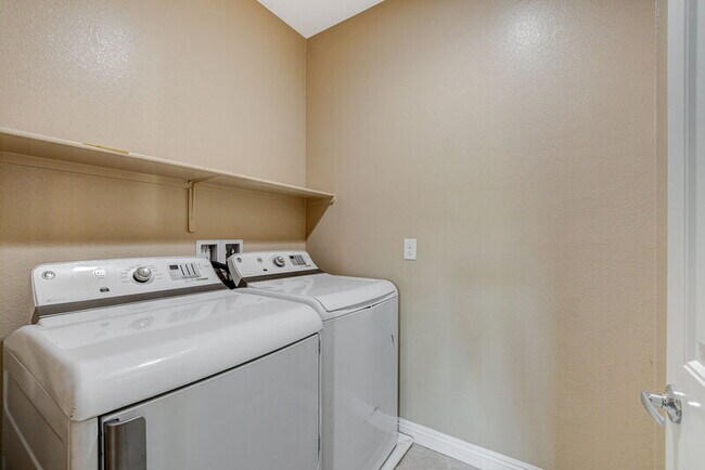 Building Photo - 1074 Fish Pond Ave