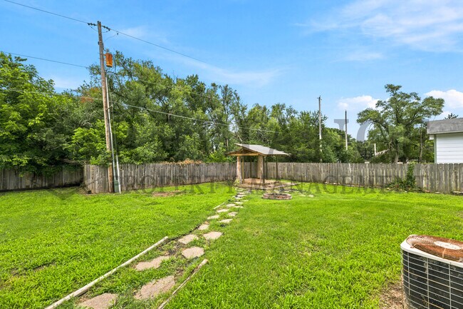 Building Photo - 516 N Lakeside Dr
