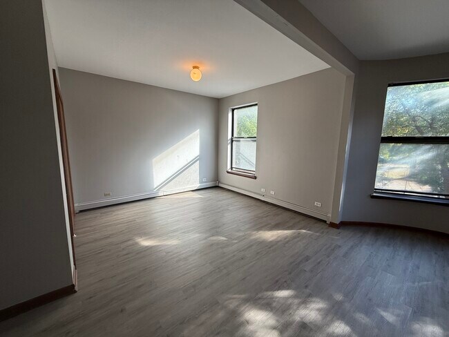 Building Photo - 5852 S King Dr