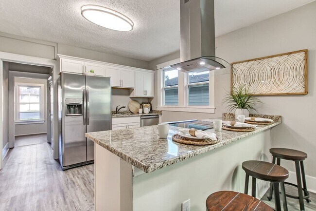 Building Photo - Charming historic home near downtown