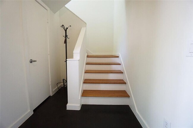 Building Photo - Stunning Townhouse In A Great Location Near Memorial Park!