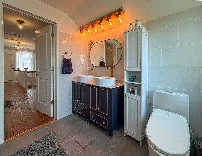 Building Photo - Luxury Historic Home Near UF | Fully Renovated 3BR/2BA with Private Yard & Premium Finishes