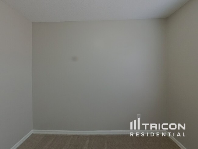 Building Photo - 6466 Diamond Leaf Ct N