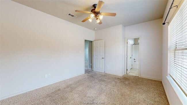 Building Photo - 211 Forest Dr Loop