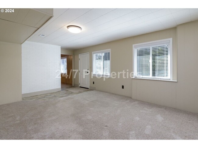 Building Photo - *1/2 OFF FIRST MONTHS RENT* Spacious 4BD I...