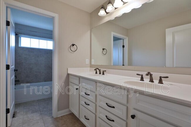 Building Photo - 1412 Leesland Dr
