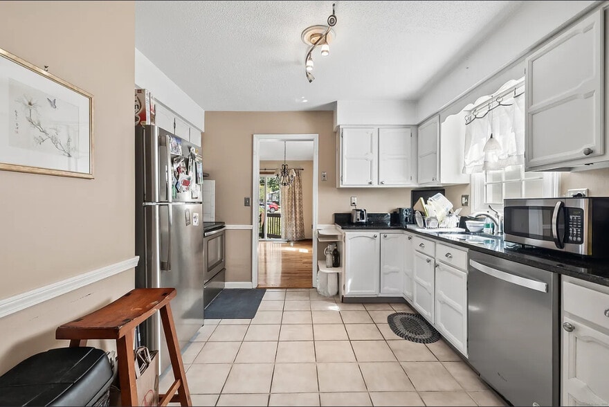 Building Photo - 1293 New Britain Ave