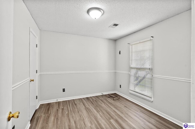 Building Photo - 1302 Williamsburg Dr