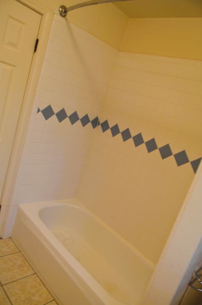 Building Photo - Country setting... on 2.69 acres!