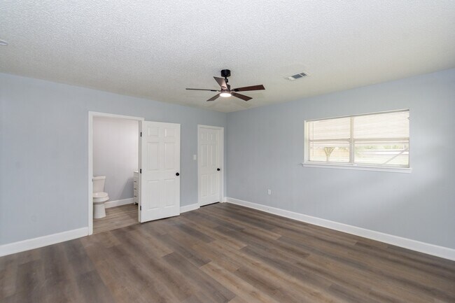 Building Photo - 5429 De Lange Ln