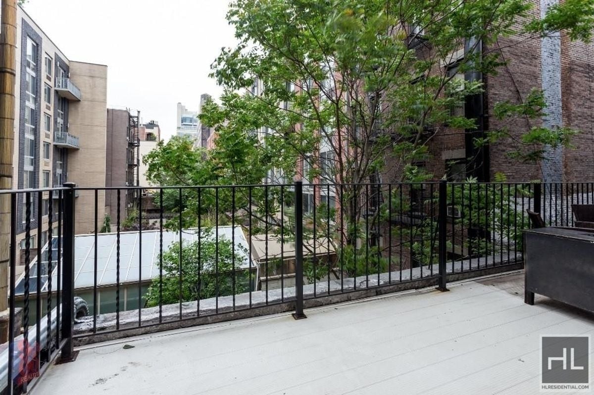 Building Photo - 10TH AVE.