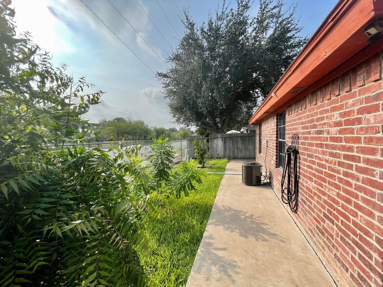 Building Photo - 3110 N 41 St Ln