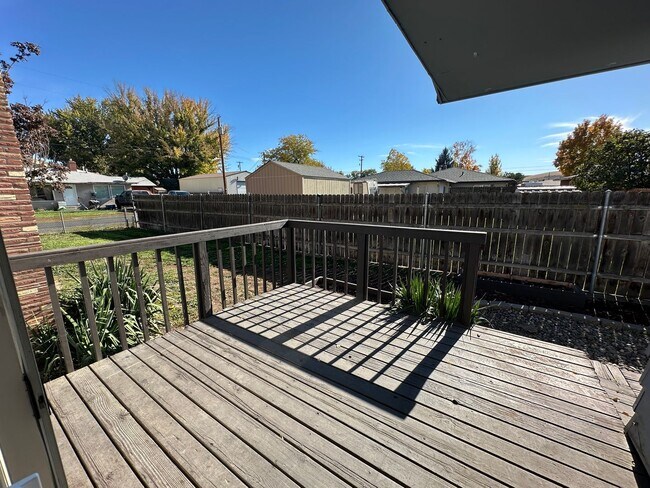 Building Photo - Spacious 4 Bedroom Home with Fireplace & F...