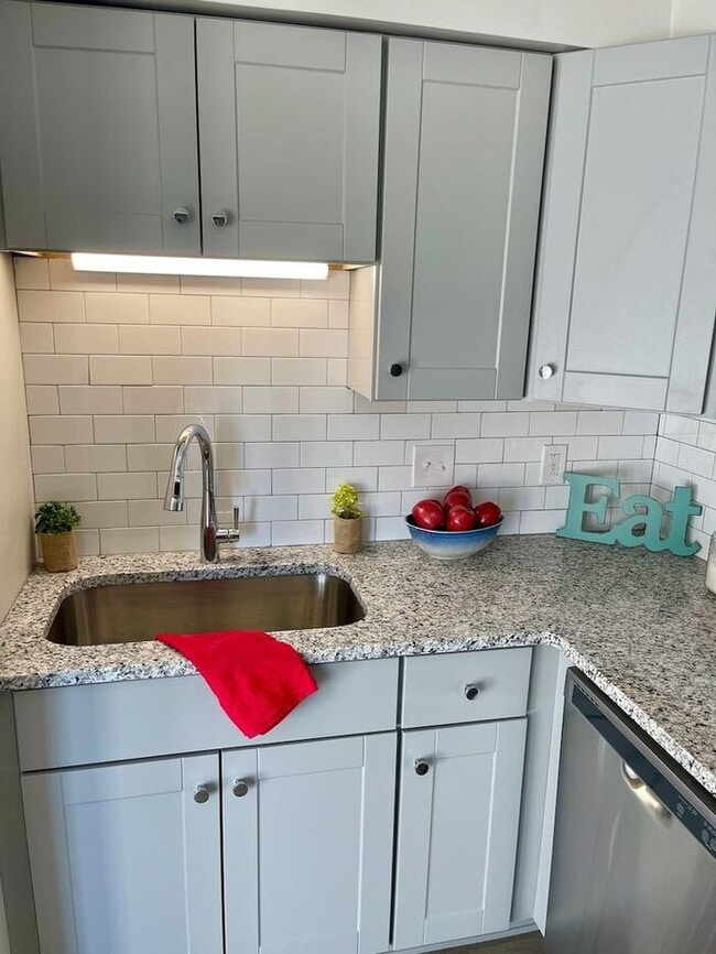 Building Photo - Cute and Convenient South Nashville Townhouse near BNA and Woodbine - Renovated