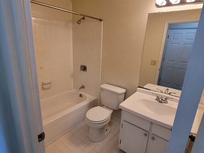 Building Photo - 1704 Ashford Ln